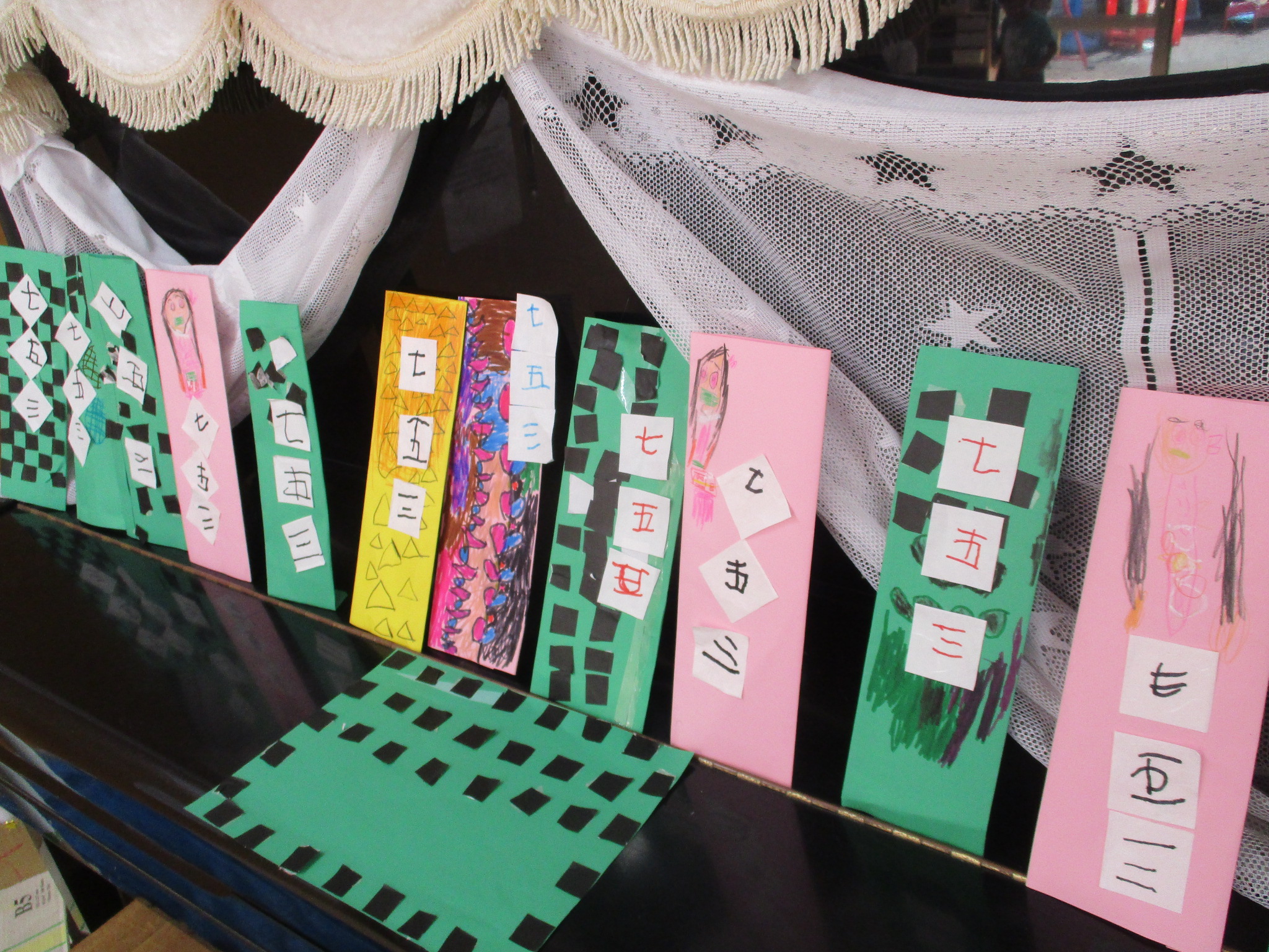 手作り千歳飴袋の作り方〜七五三のお祝いに作ろう 11月の工作 保育士・幼稚園教諭のための情報メディア ほいくis ほいくいず