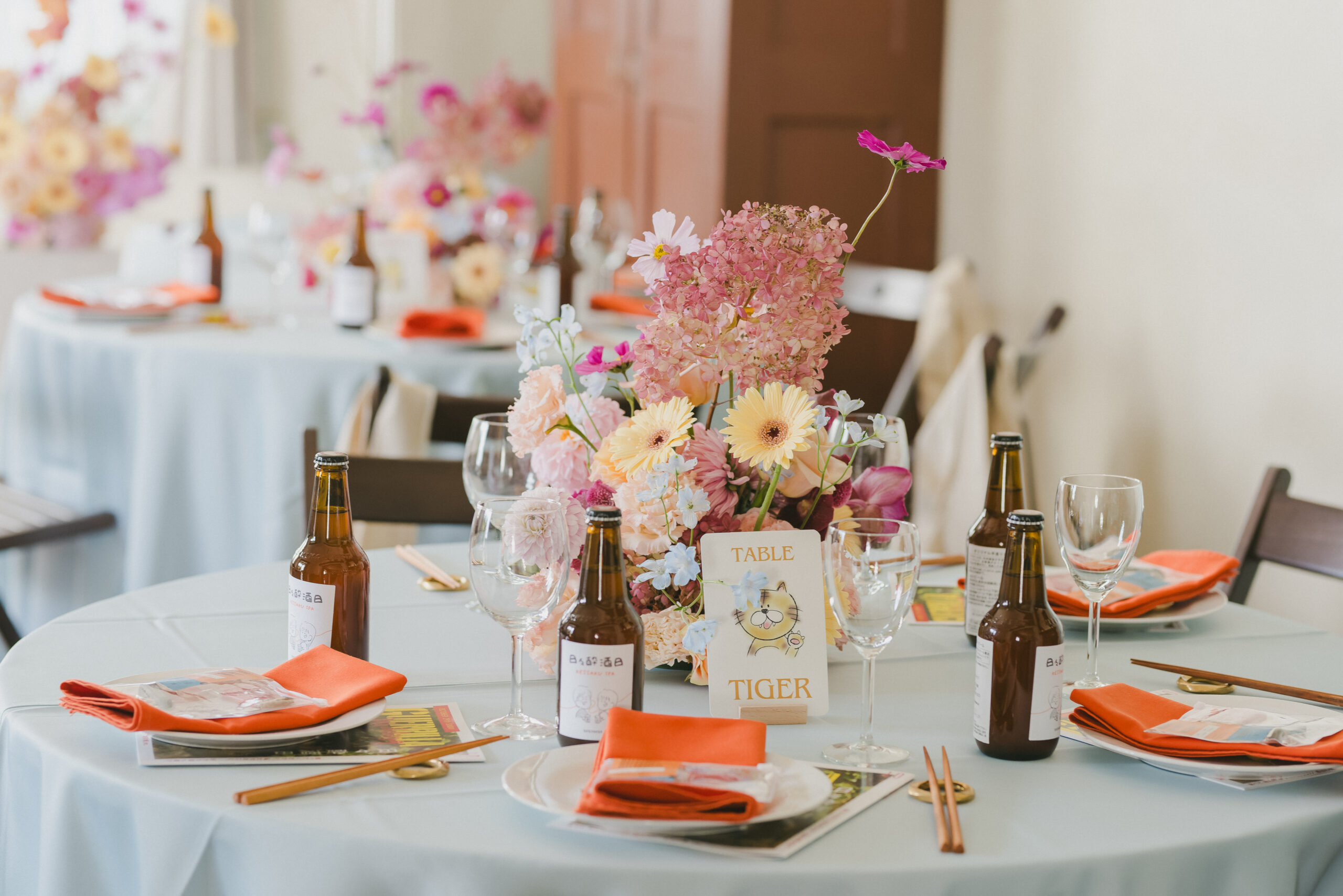 注目カラーで今っぽく！トレンドの「カラフル装花」おしゃれ花嫁の結婚式事例10選ARCH DAYS