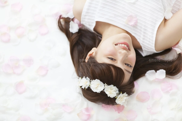 リビングの暖かい床に寝転ぶ日本人女性36063538 の写真素材 - アフロ