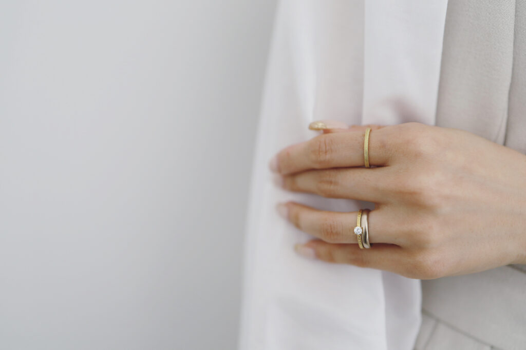 結婚式までつけないようにしてたけど、重ね付けしたすぎて、つけてしまった笑🥲💓💓 キラキラうっとり ☺️💍✨ 婚約指輪結婚指輪重ね付けリングweddingringweddingringsmarriagering結婚指輪chaumetjosephinegraffjewelry結婚指輪探し