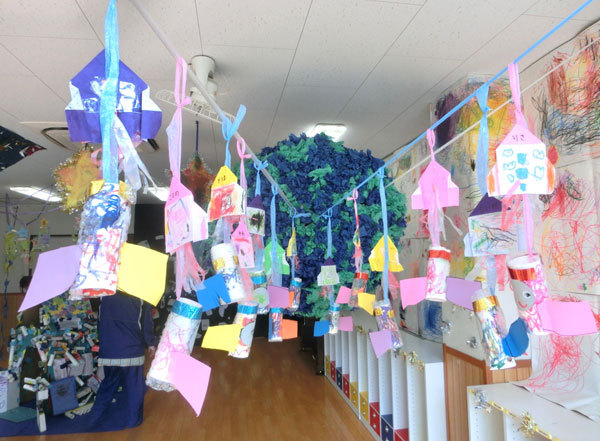 9月の壁面「ロケットで宇宙旅行」 保育士ワーカ