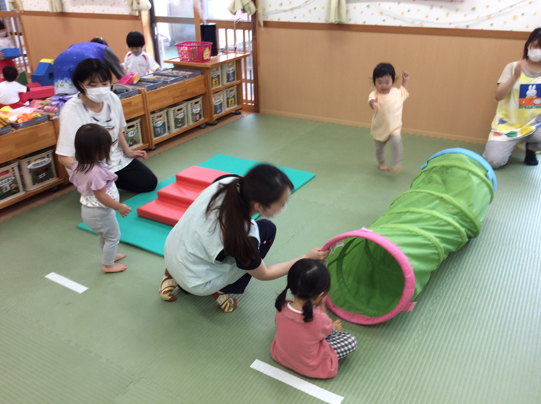 ふれあいを楽しむ！発達に合わせた0・1・2歳児の運動あそびナツメ社