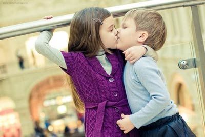 子供の頃キス、愛と信頼。幼年期の友情と子供の早期開発 — ストック写真 © Tverdohlib.com247830194