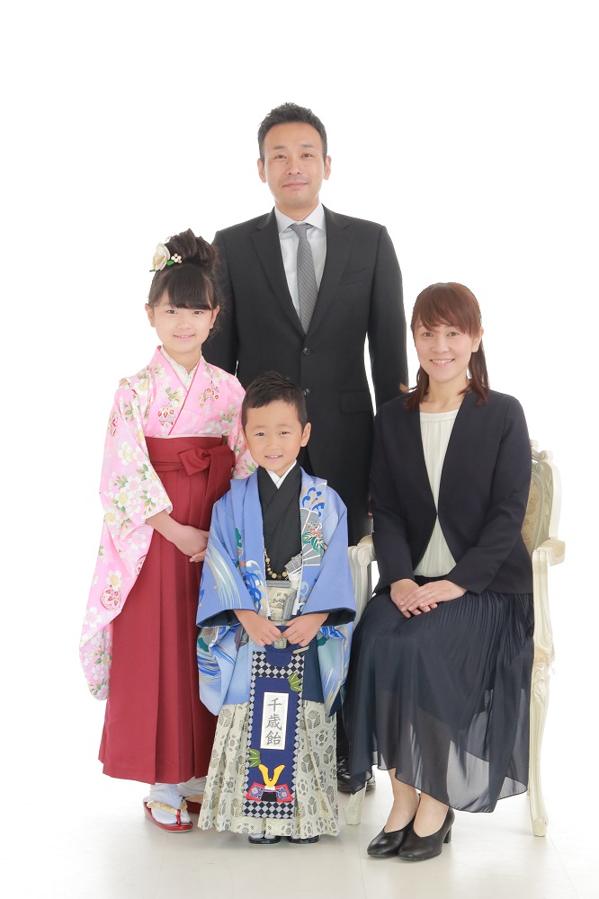 前撮りで『家族写真』 家族は何を着たらいいの？富山・魚津・高岡の振袖選び 牛島屋