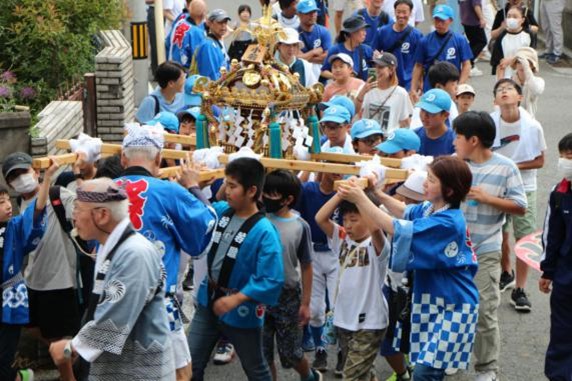 子供神輿福地神社の祭礼岐阜県養老町 栗笠の獅子舞