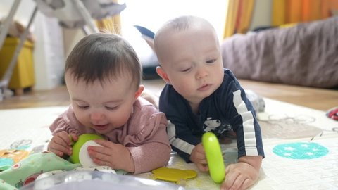 36万回再生！「起きない！」先に寝落ちした双子の兄ベビー→心配になった弟の可愛い ベビーカレンダ