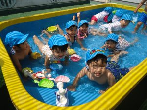 ワニの親子が泳ぎます - 玉井桜保育園