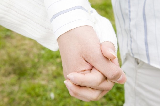 彼が手をつなぐ心理を解明します♡重なる手のひらに込められた“私たちの関係性”MERY