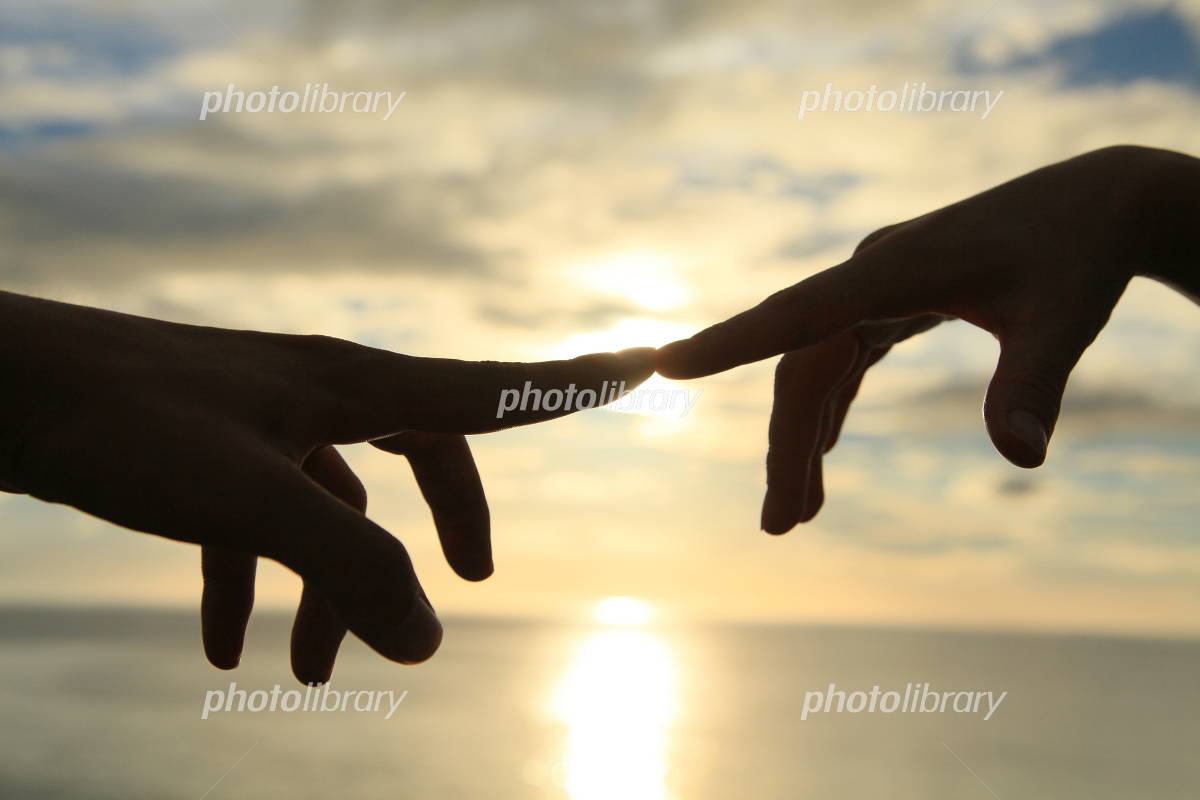 手を繋ぐカップルの写真素材FYI01814848ストックフォトの Qlean Market キュリンマーケット