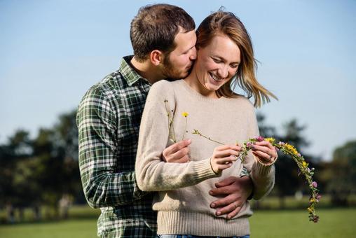 人物外国人男性女性夫婦愛情カップル恋人スキンシップ寄りそう寄り添う抱く2人 余暇休日屋外外草原公園お出かけ外出触れ合う触れ合いカジュアルリラックス空20代30代絆笑顔腰を抱くの写真素材写真素材なら「写真AC」無料 フリー ダウンロードOK
