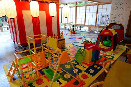 披露宴会場にお子様用のキッズスペース – ￼大阪の結婚式情報