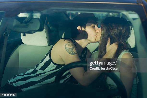 カップルのキスで車 - 自動車のストックフォトや画像を多数ご用意 - 自動車, 後ろ姿, 席 - iStock