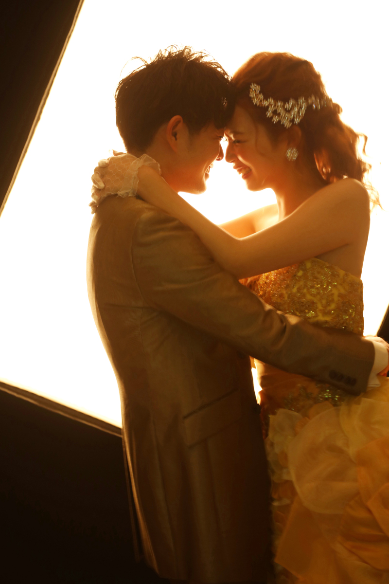 おでこをくっつけ合うカップル 02299006037 の写真・イラスト素材アマナイメージズ