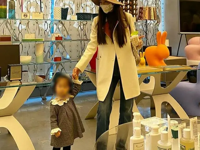 熱愛発覚から2ヶ月 ソ・ヒョリム、キム・スミの息子チョン・ミョンホ氏と結婚！幸せそうな写真を公開 - Kstyle