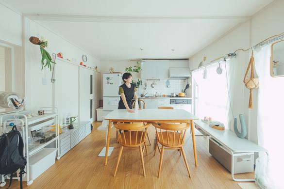 小学生の子どもがふたりいても、「きれいに整って見える」リビングを保つコツとは？ - レタスクラブ