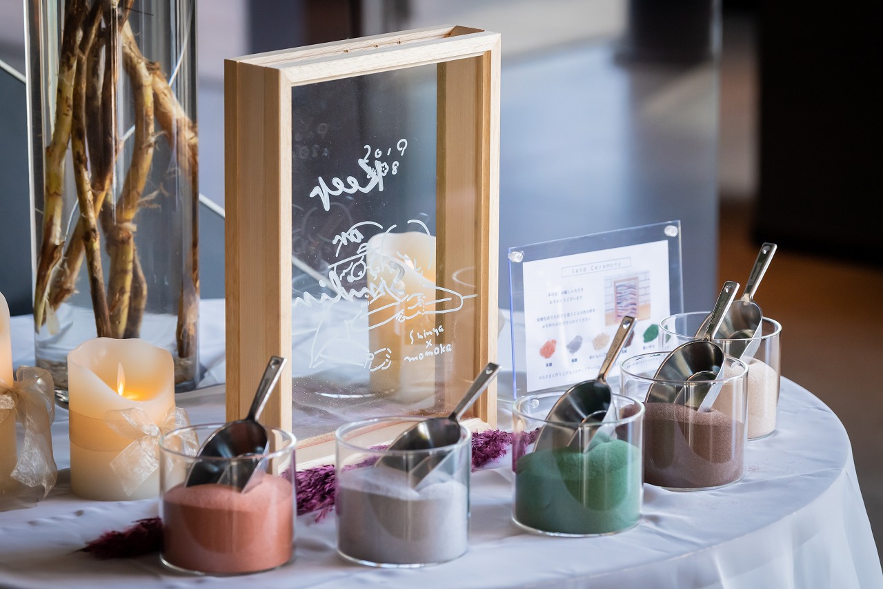 サンドセレモニーとは？砂を重ねて楽しむ、結婚式の手作りアートminneとものづくりと