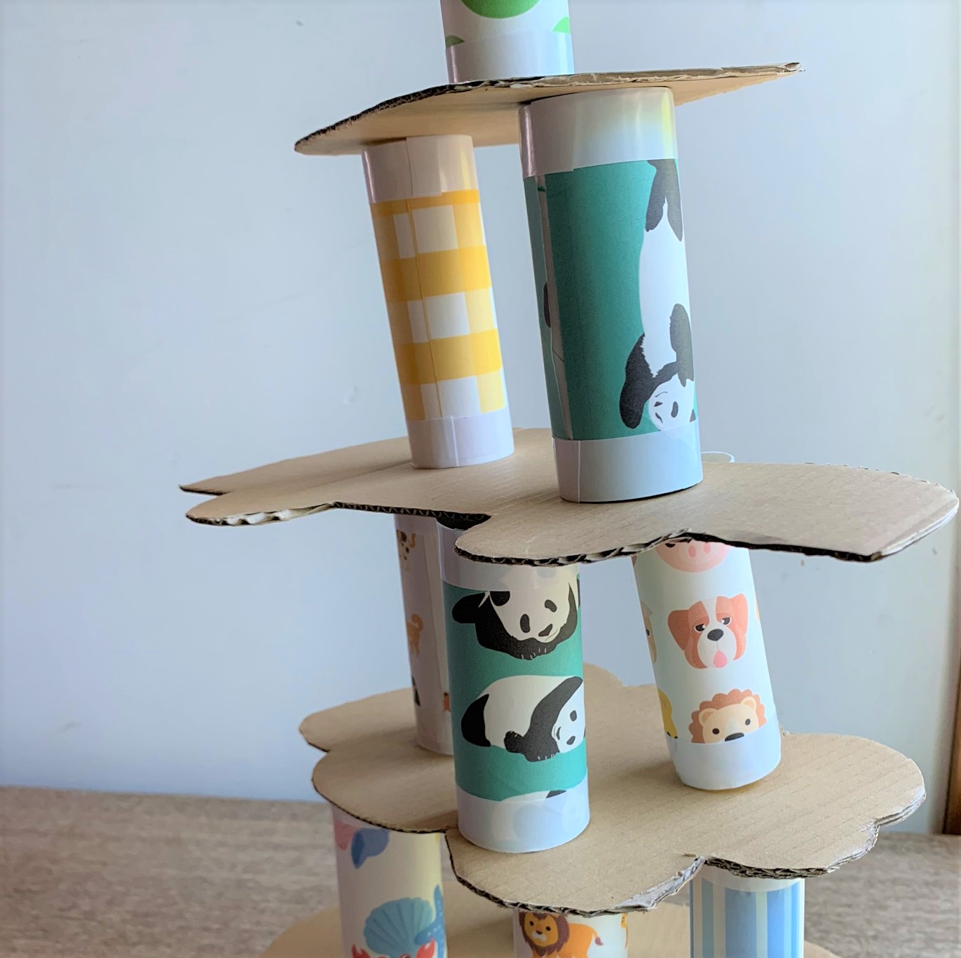 トイレットペーパーの芯を使った遊び4選😊 芯と他の物を少し組み合わせるだけで、遊びの幅は広がりますよ👍他の遊び方を知ってる人はぜひ教えてくださいねー😆トイレットペーパートイレットペーパー芯トイレットペーパーの芯手作り玩具手作りおもちゃ知育療育