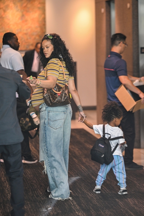 ビアンカ・センソリ、下着姿で夫カニエの娘ノースとR指定映画鑑賞「ビアンカの服装のほうがR指定」SNSで批判