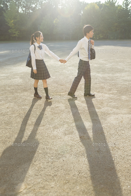 手を繋いで歩くカップルのイラスト素材110577614- PIXTA