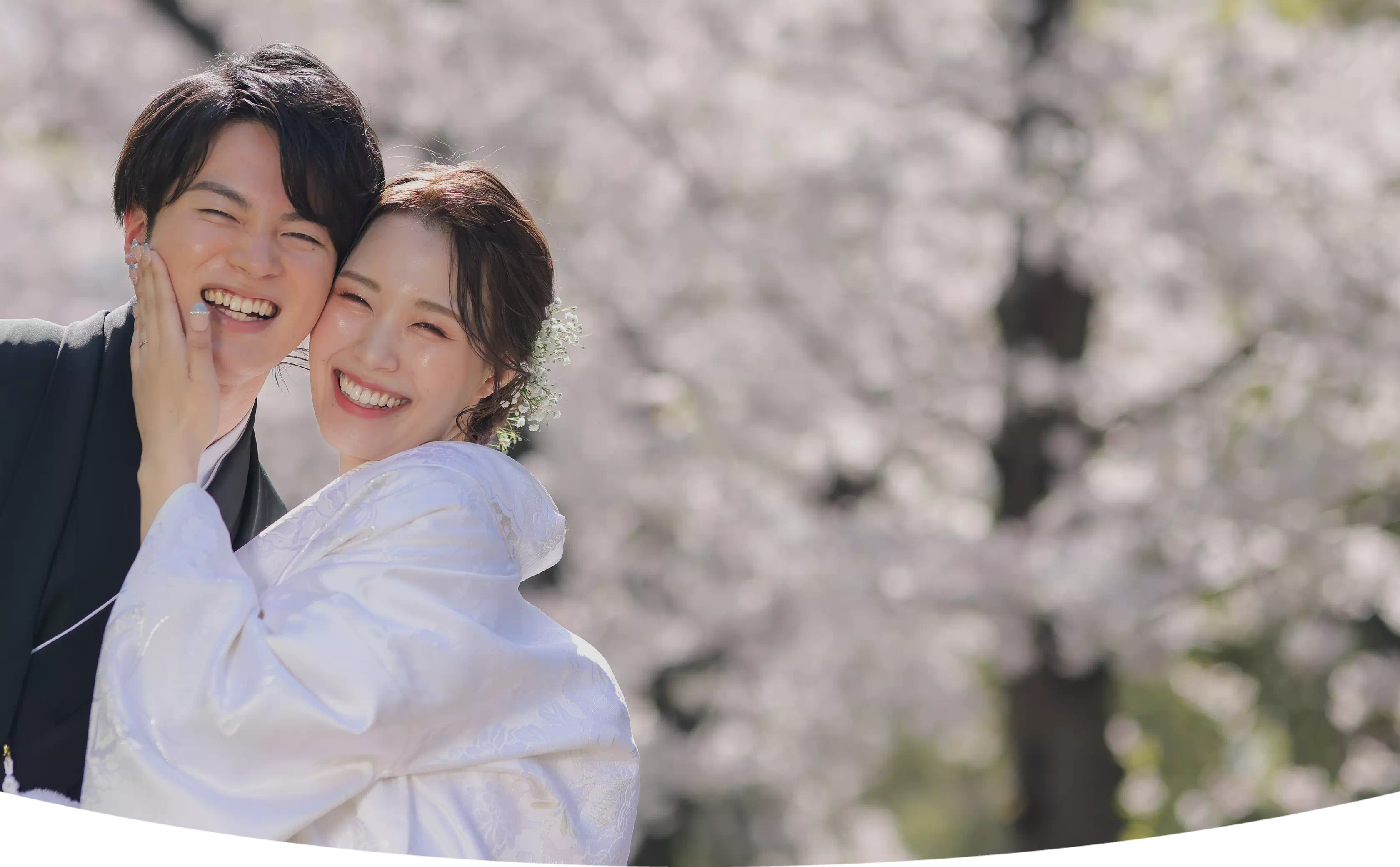 満開の桜の下でのロケーション撮影🌸 淡いピンクの桜に和装がとっても映えます! 時期が限定されるからこそ憧れますね💕これからは新緑ロケもオススメです🎶ウェディングフォト茨城花嫁ウェディングドレス関東プレ花嫁フォトウェディング前撮り水戸写真館