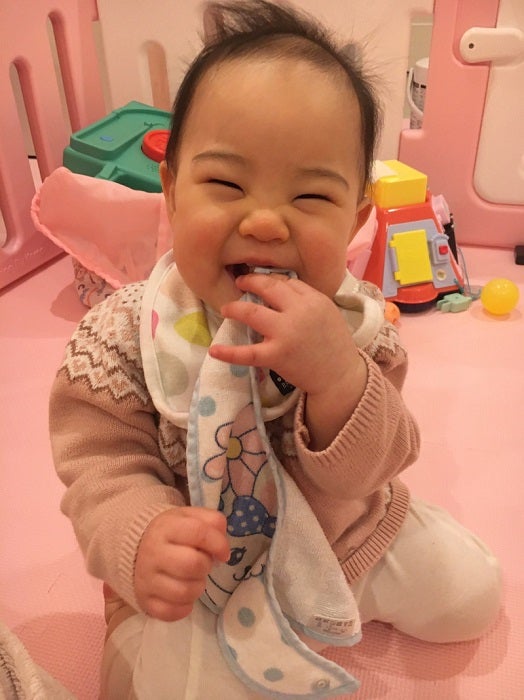 上原さくら、娘のためにプレゼントを持ってきてくれた弟「イケメンで優しそう」「笑顔が素敵」の声 - Ameba Newsアメーバニュース