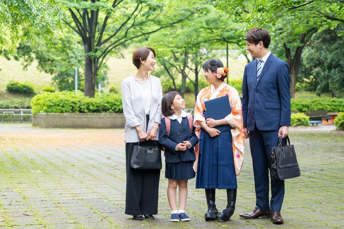 卒園式・卒業式の母親の服装マナー。式典にふさわしいセレモニーコーデとは特集・コラム - ディノス