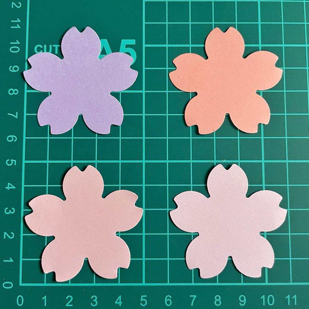 📌メッセージカード お世話になった先生に子ども達と メッセージカードを作りました🌼 1人1人の写真を子ども達が切った お花に貼り完成です！！真ん中の先生の顔は 代表して1人の女の子に 描いてもらいました💕 喜んで下さってましたよ🌟 これから新学期が始まる時期で