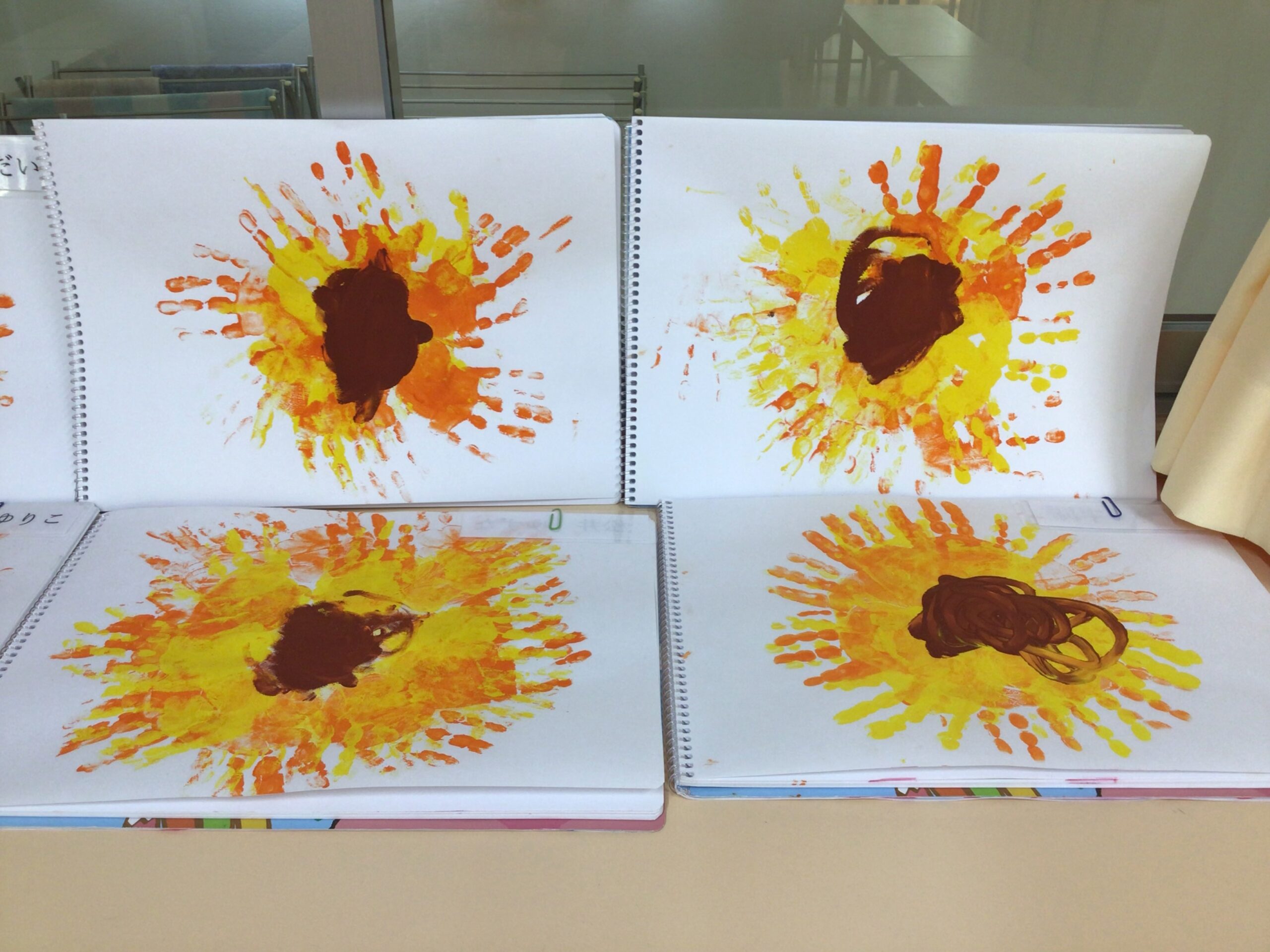 hoiku_omamori 保存と一緒に『いいね♡』もお願いします😆 励みになります🥰ひまわりうちわ🌻可愛い花びらのひまわり で作るうちわの製作です！ペタペタ楽しく手形をたくさんとって作ってくださいね😊🎶準備するもの・厚紙 ・画用紙 ・絵の具 ・クレヨン