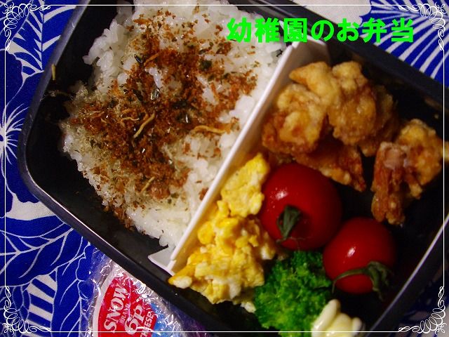 バランス弁当👦🏻 給食を９月は申し込み忘れてしまい毎日お弁当作りでした 😆💦 ごはん、お肉かお魚、野菜 ブロッコリー、人参、トマトフルーツ、おかず になるように心がけて作りました☺️ 給食でカレーの日は 自分もカレーがいいとの事でカレー弁当にも挑戦 ピタッ