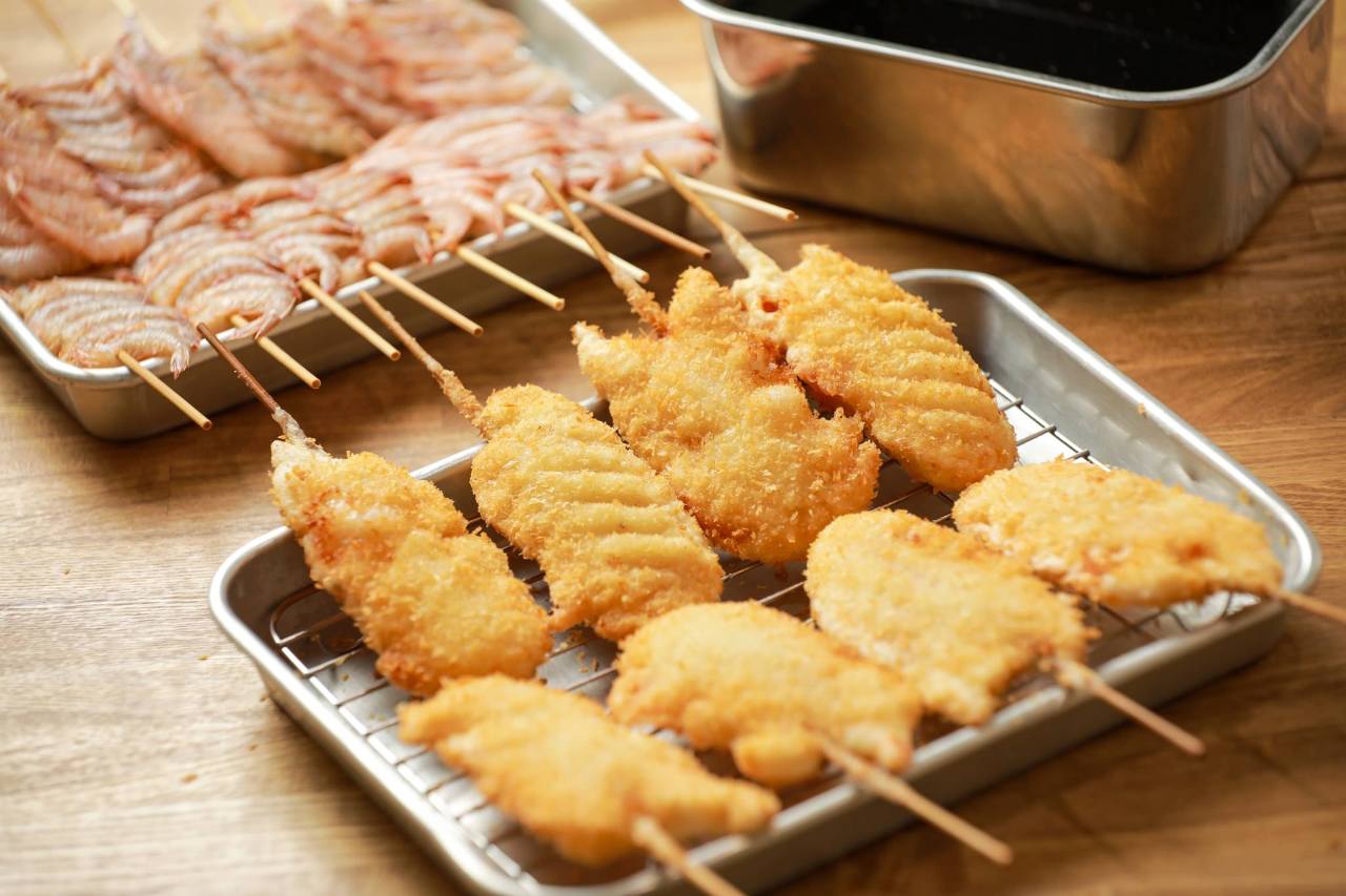 9月12日 土 まで 瓦町の「串カツ ほおかむり」にて 「1000円セットご注文の方に限り」何杯ご注文頂いても生中1杯100円！実施中です✨1000円セットはキャベツ、小鉢3種、串カツ5種となります。種類はこちらのおまかせとさせて頂きます。 生中は「アサヒスーパードライ