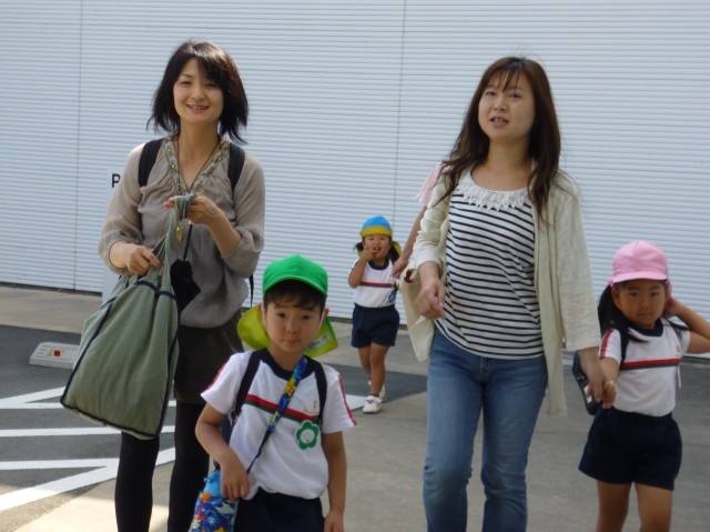 遠足のママコーデ11選！季節別にご紹介♡かばんや帽子など小物も