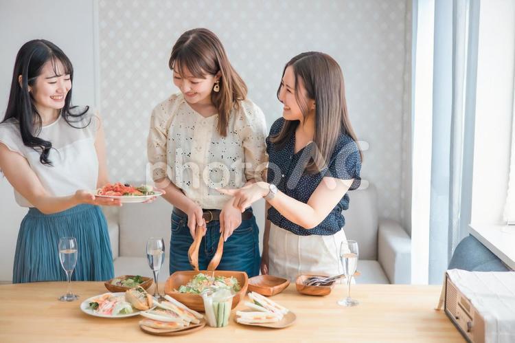 ジャンプして遊ぶ子供のかわいいイラスト画像素材 無料、フリー