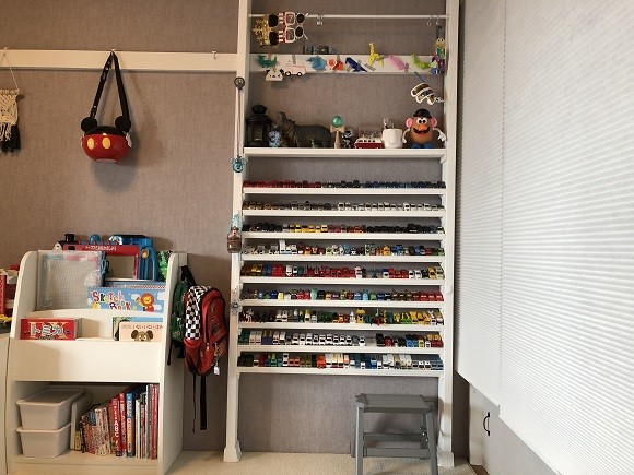 奥行きの浅い718 715シリーズが無印良品のやわらかポリエチレンケースと組み合わせると、子供のおもちゃ入れに最高とのことで事例をいただきました。確かにこれはビックリするくらいジャストフィット。どちらもやわらい素材なので安心して利用できそうですね