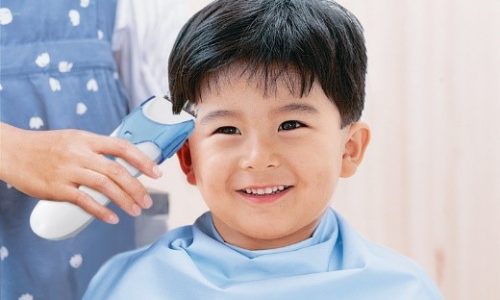 育児ハック 肩まで伸びた髪を「切りたくない 」2歳男児のヘアカットどうする？ 相談動画に400万再生eltha エルザ