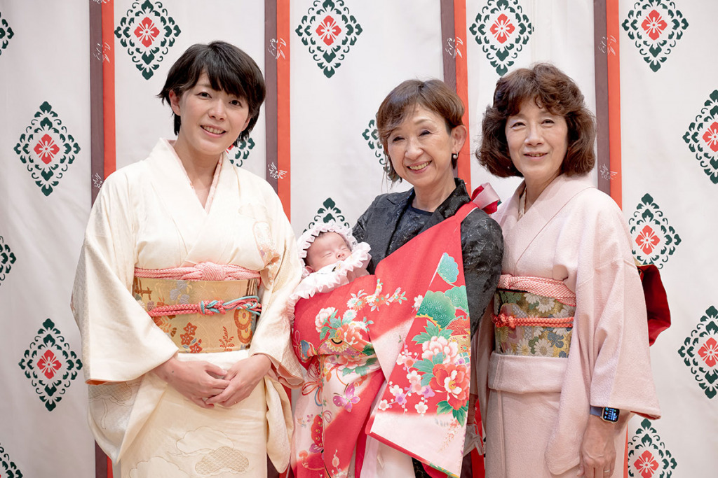 お宮参りの赤ちゃんの着物は誰がどこで用意する？費用や着せ方もお宮参りレンタル衣装は晴れ着の丸昌