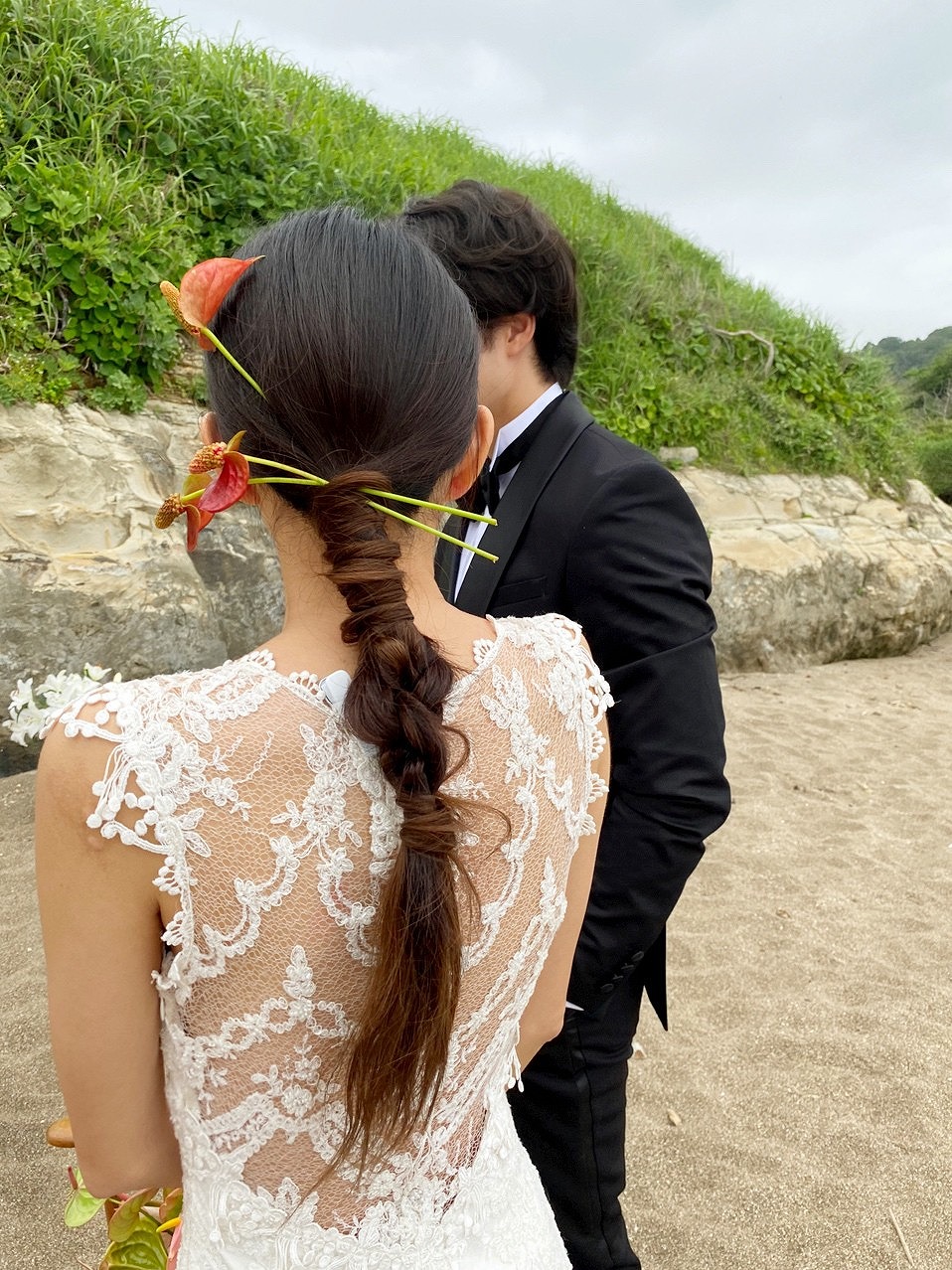 計算されたナチュラル感で見せる！ お花たっぷり最旬花嫁フラワーヘア