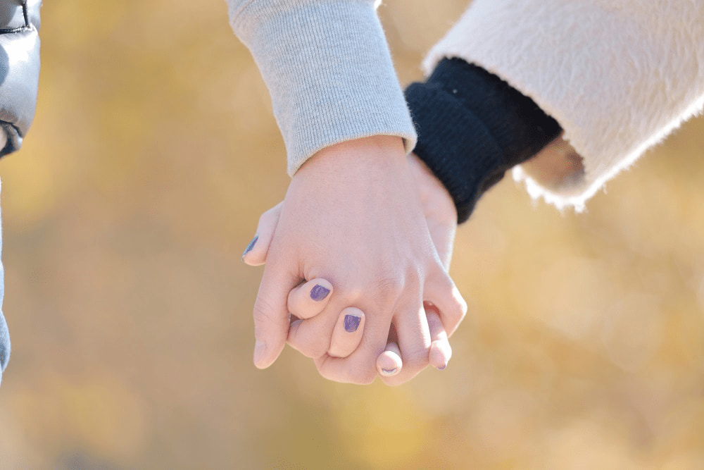 一本道で手をつなぐカップルの後姿 写真素材3973214- フォトライブラリ