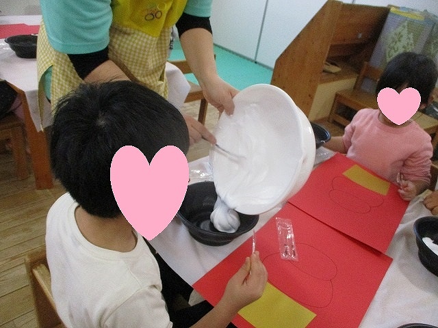 今回は鏡餅製作をお届け！, お正月を楽しんだ後には, 神様の居場所だった鏡餅を割って食べて, 神様の魂をいただく「鏡開き」という行事があるの,しっていましたか？？, お正月楽しかったねー、で終わらせず, お正月のその後のことも伝えて, 季節がつづいていくように、毎日は繋がっている,ということを意識するきっかけがあると, もっと保育が濃く楽しくなるんじゃないかなと思います✨,