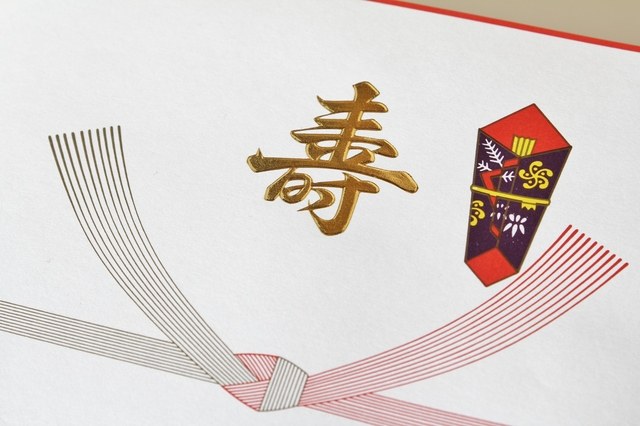 プレゼントが見違える「リボンの結び方」ラッピングアイテムもご紹介！キナリノ