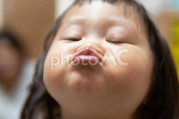 地面に座って小さな子供にキスをしている女性の写真 – Unsplashの女の子の画像