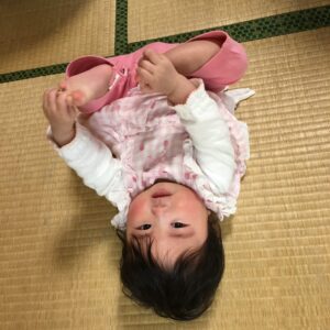 赤ちゃんの足指がぎゅっと丸まっているって何？赤ちゃん の行動発達から読み解く寝返りハイハイのベビータッチ 3年先を見込んだ発達の離乳食 助産師栄養士保育士ぴよままガーデンズ