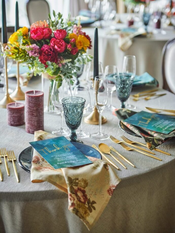 夏婚装花水の透明感を活かして涼し気に。テーブル装花アレンジ実例ARCH DAYS