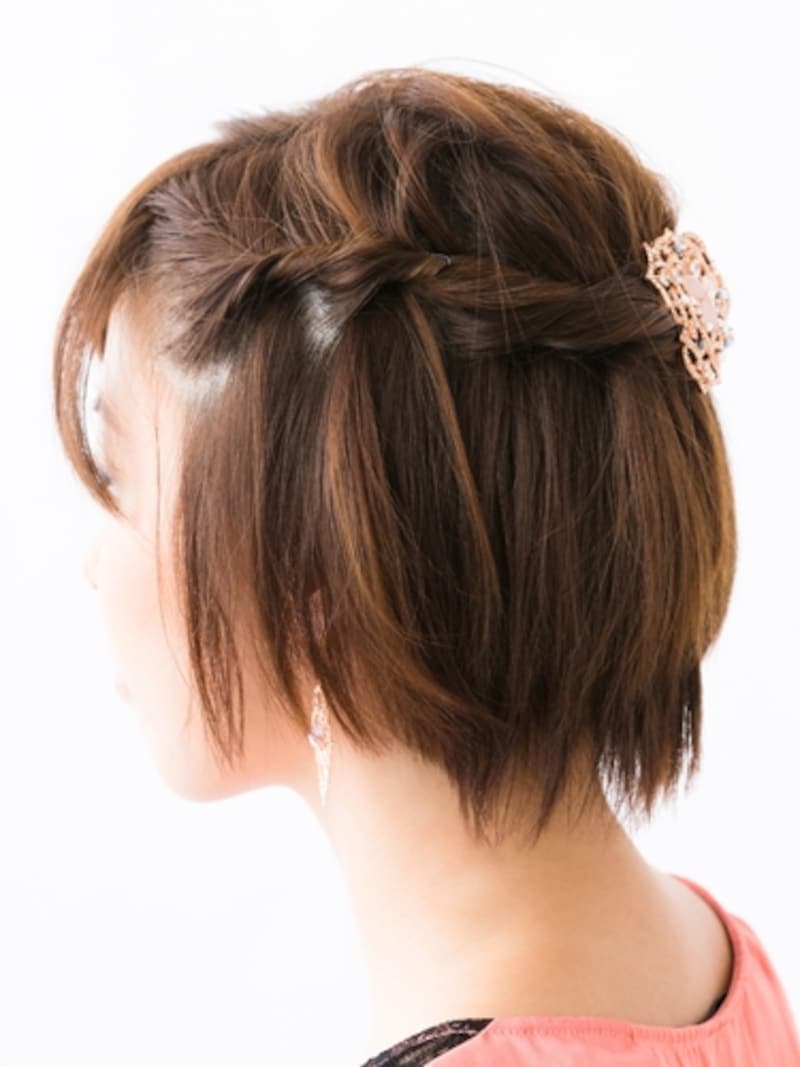 結婚式の席にぴったり50代のショート髪型アレンジ