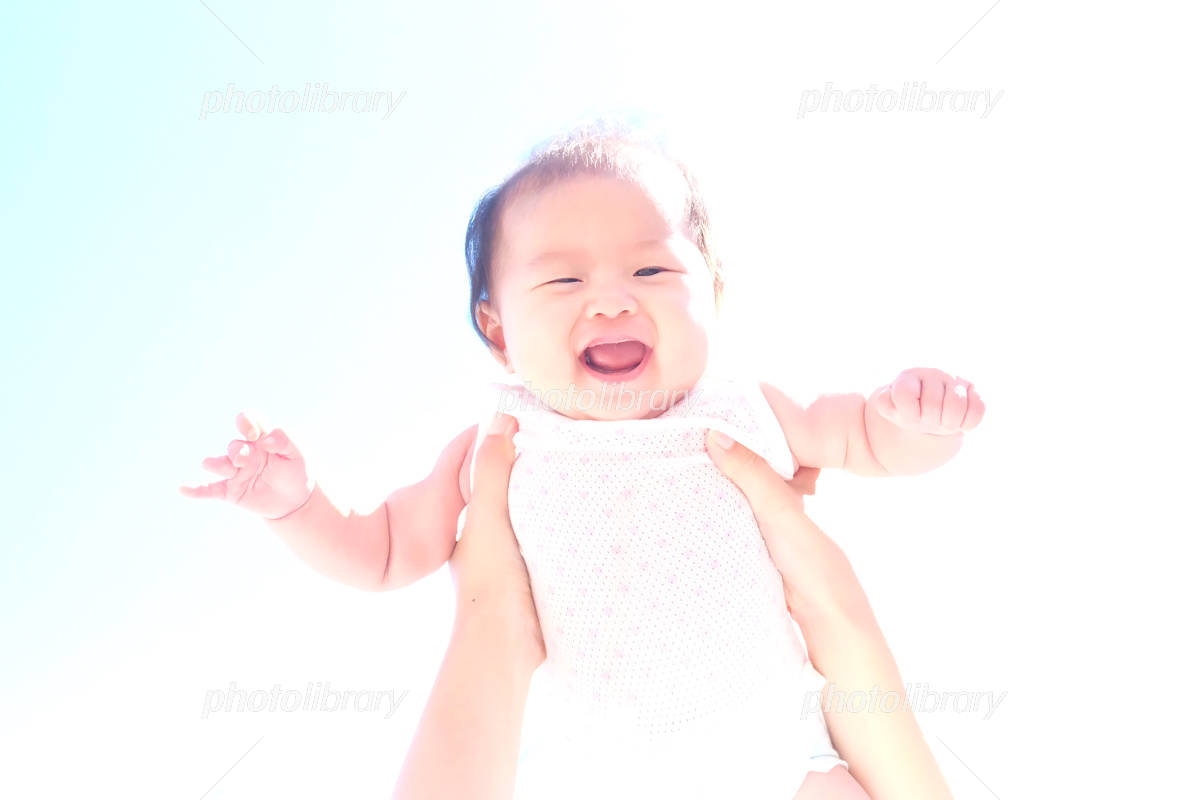 高い高いで笑う赤ちゃん 写真素材1246361- フォトライブラリ