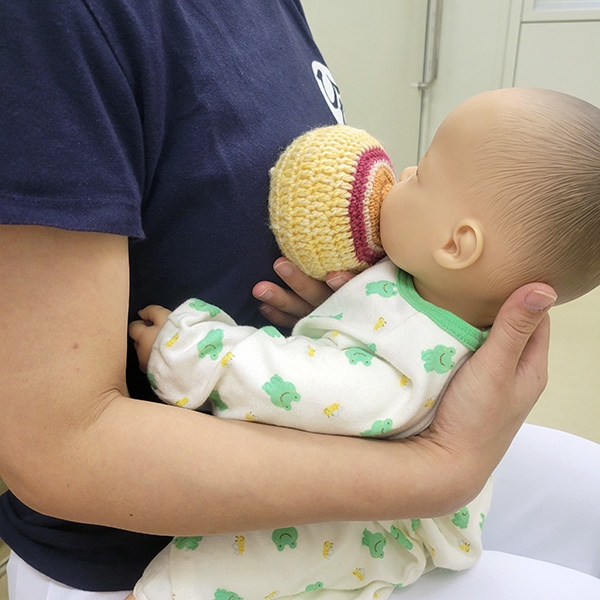新生児から取り組みたい抱っこの仕方 - 大野城市の歯医者・矯正歯科はち歯科医院