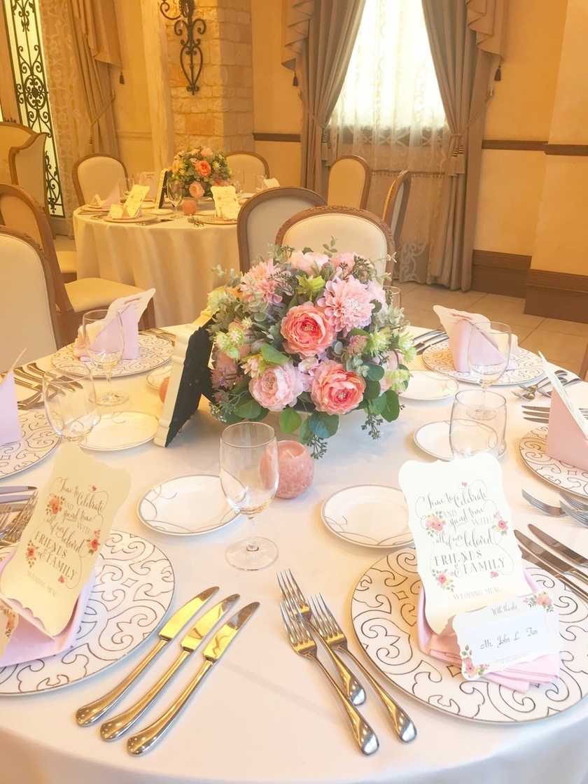 テーブル装花に注目してご紹介致します!! テーブル装花ってどうやって決めるんでしょうか？新郎新婦様のお好きな色やお花で披露宴 会場を彩りますo *´∀` oまた、お花を入れる容器によってもイメージがガラリと変わっていきます!!宮の森迎賓館ウエディングBLOG