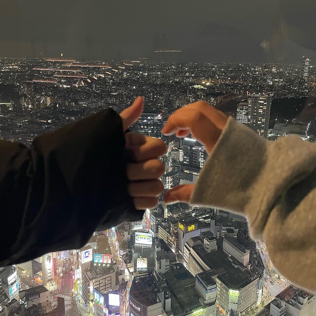 彼氏の手を引く若い女の子の後ろ姿イメージ_写真 id 501791174_PRF画像フォーマットJPG_jp.lovepik.com