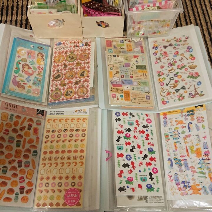 片づけに追われる日々を卒業しよう⁡ 子どものシール収納。 ➖➖➖➖➖➖➖➖➖➖➖ ⁡ 我が子も大好きなシール。 ⁡ 子ども用のシールはダイソーのポリプロピレンボックスにざっくり収納しています。 ⁡ そのボックスを無印のファイルボックスで作った簡易的な棚に入れ