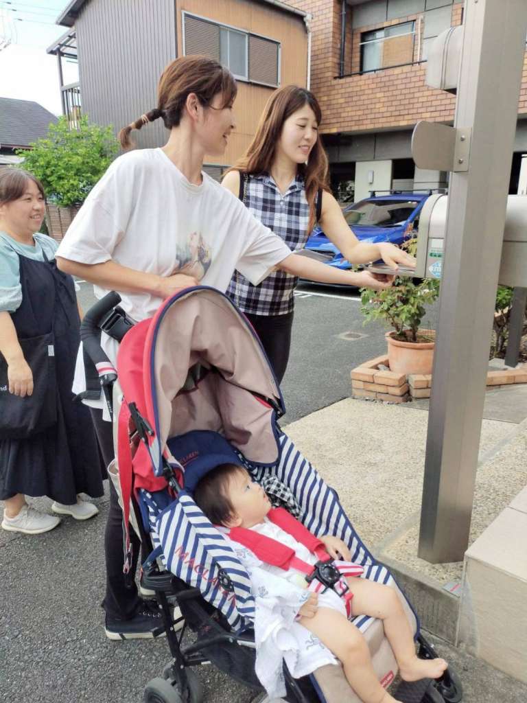 母の日の掲示板装飾 ハッピー母の日カットアウトウォールデカール 春の花をテーマにしたパーティー用品 135個 お母さんに 花の誕生日パーティー 学校教室 ホームウィンドウデコレーション 記念品