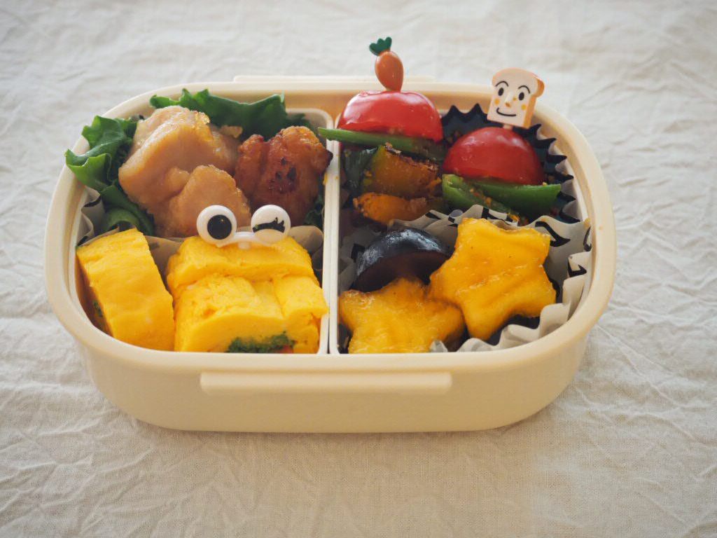 遠足弁当＆幼稚園弁当 今日は小学校の遠足でした🌱 久しぶりに息子のお弁当作り！ 星のカービィ弁当です🌟 ・とか言いつつ カービィの要素はおにぎりラップだけ😂 わたしが作る下手なキャラ弁より この方が何百倍もかわいいです🩷笑 ちなみに、お弁当箱はパウパト お